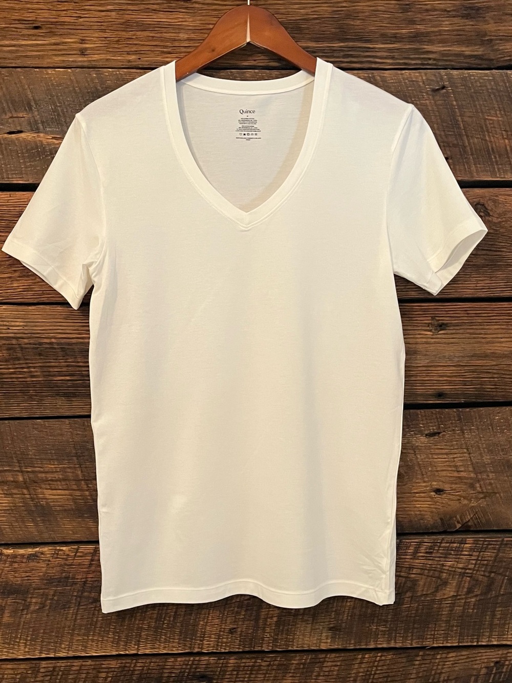 Quince v-neck white short sleeve tee 46% SUPIMA COTTON 46% MICROMODAL 8% LYCRA M